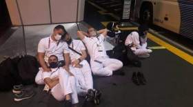 خوابیدن کاروان المپیک ایران روی زمین فرودگاه توکیو
