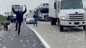 واژگونی خودروی حامل پول در آمریکا