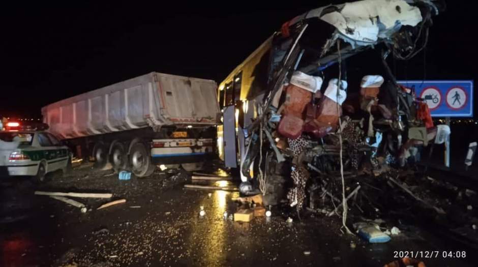 تصادف مرگبار تریلی با اتوبوس در اصفهان