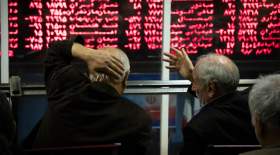 تداوم بحران بورس و تجمع سهامداران  <img src="/images/video_icon.gif" width="16" height="13" border="0" align="top">
