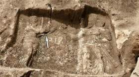 در این عکس شکاف و تخریب تازه‌ای در نقش‌برجسته ساسانی نشان داده شده است