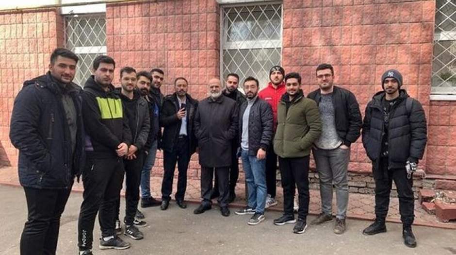 جمعی از دانشجویان ایرانی در کنار سفیر ایران در اوکراین