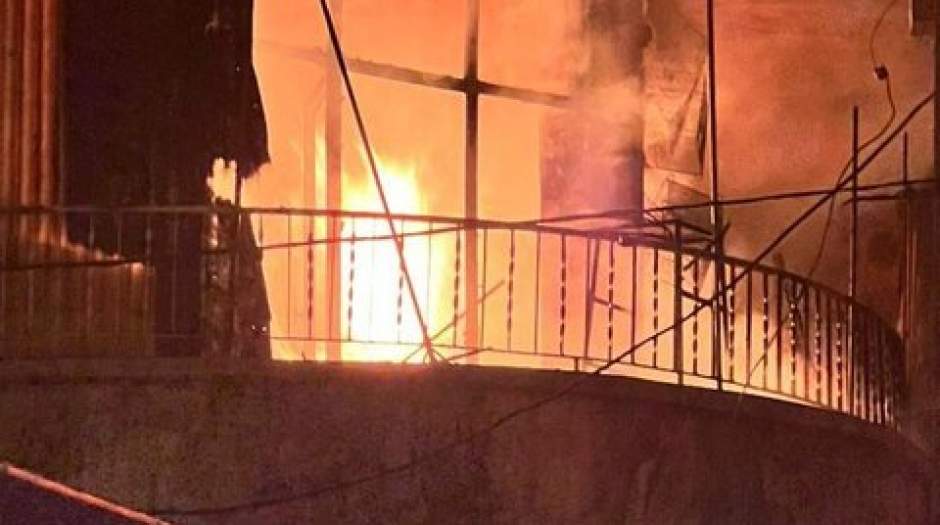 آتش‌سوزی یک ساختمان در خیابان کریمخان