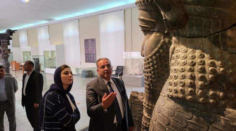لنگه سرستون هخامنشی در موزه لبنان است