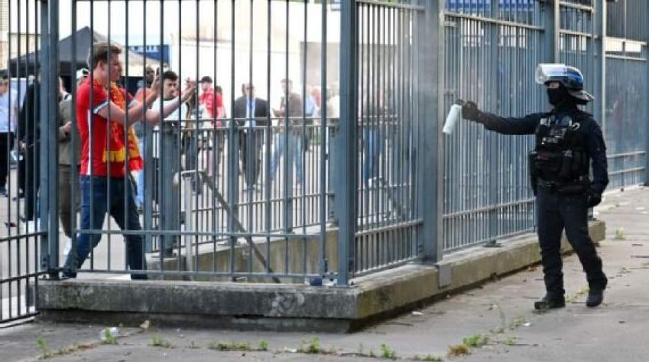 بیانیه یوفا و لیورپول در پی حمله پلیس با گاز اشک‌آور به هواداران لیورپول