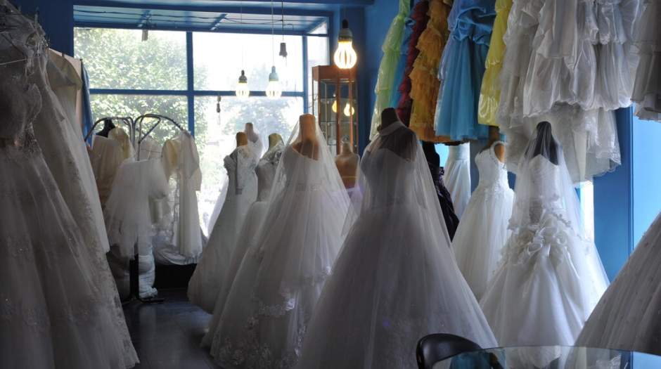 عروس‌های انگلیسی لباس دوخت نازی‌آباد می‌پوشند