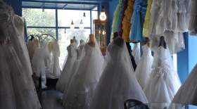 عروس‌های انگلیسی لباس دوخت نازی‌آباد می‌پوشند
