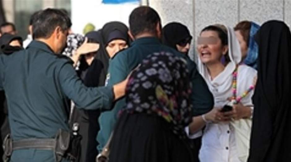تحقیر و برخورد نامناسب ماموران «گشت ارشاد» در شان زنان ایران تیست