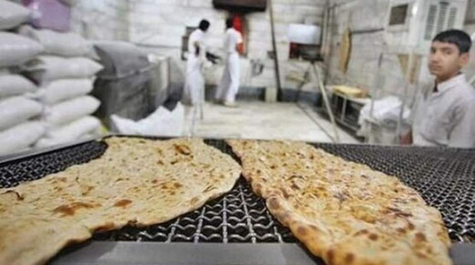 روزنامه دولت: نمی‌بینید نانواها آرد را در بازار آزاد می‌فروشند و صف نان هم روی اعصاب مردم است؟