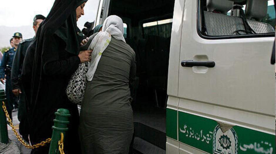 روزنامه همشهری: وظیفه گشت ارشاد با حجاب کردن مردم نیست؛ ضمانت اجرای قانون است