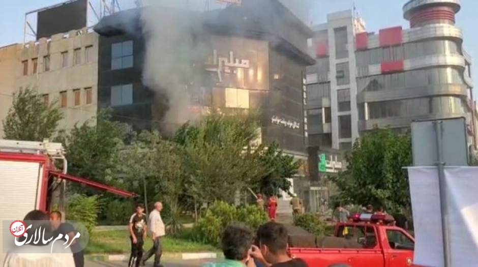 آتش‌سوزی یک نمایشگاه مبل در بزرگراه شهید ستاری