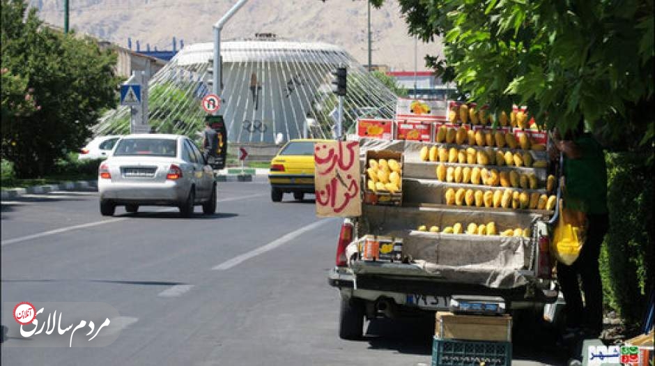 گشتی در خیابان‌های تهران؛ رقابت وانت‌های میوه با مغازه‌های میوه‌فروشی‌