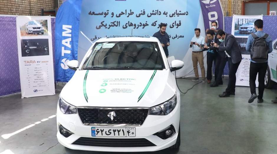 طراحی و ساخت تارا برقی در کلاس روز جهانی