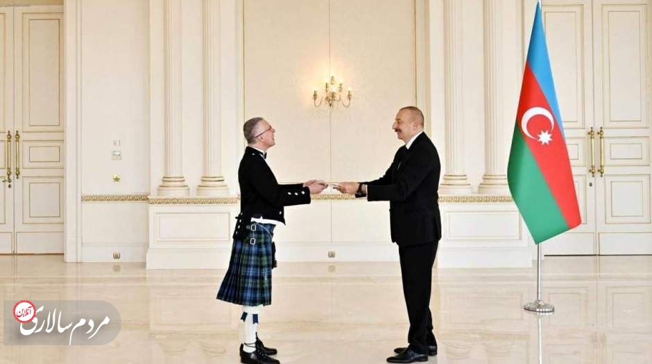 پوشش عجیب سفیر انگلیس با دامن اسکاتلندی