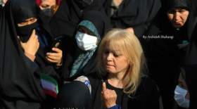 زن موبلوند بی‌حجاب در راهپیمایی ۱۳ آبان چه کسی بود و چکار می‌کرد؟