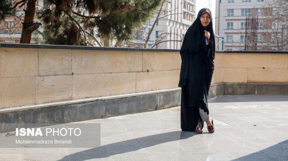 عکسی از همسر و دختر آیت الله هاشمی مقابل زندان اوین