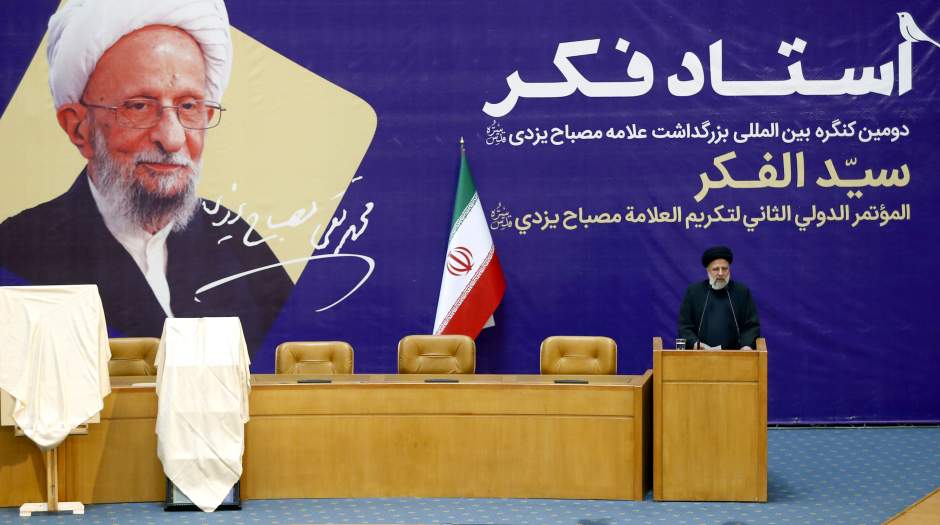 رئیسی بخاطر این چهره سیاسی سخنرانی‌اش را قطع کرد