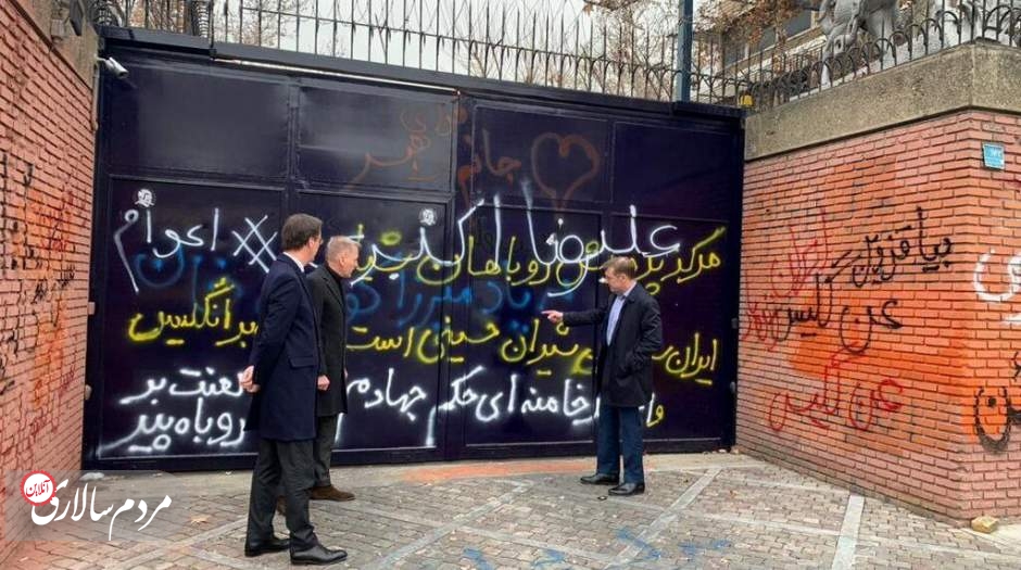 بی‌ادبی در اعتراضات دانشگاه بد است،روی دیوار سفارت خارجی خوب؟!