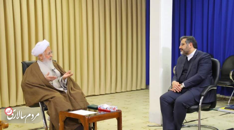 خیال میکنیم آرم جمهوری اسلامی و عکس امام و رهبری را بزنیم این می شود علم دینی