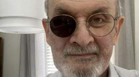 انتشار اولین عکس از سلمان رشدی ۶ ماه پس از حمله با ظاهری عجیب