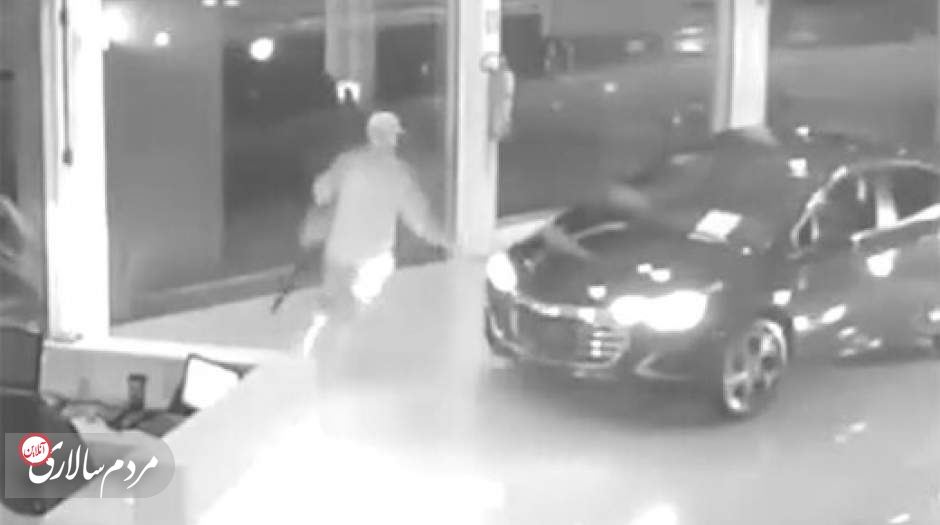 لحظه سرقت ۳ خودروی لوکس از داخل نمایشگاه در کمتر از ۴۵ ثانیه!
