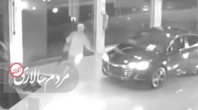لحظه سرقت ۳ خودروی لوکس از داخل نمایشگاه در کمتر از ۴۵ ثانیه!