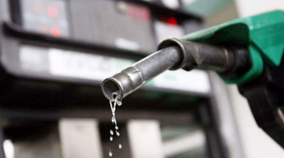 برنامه کاهش مصرف بنزین باید از خودروسازان آغاز شود