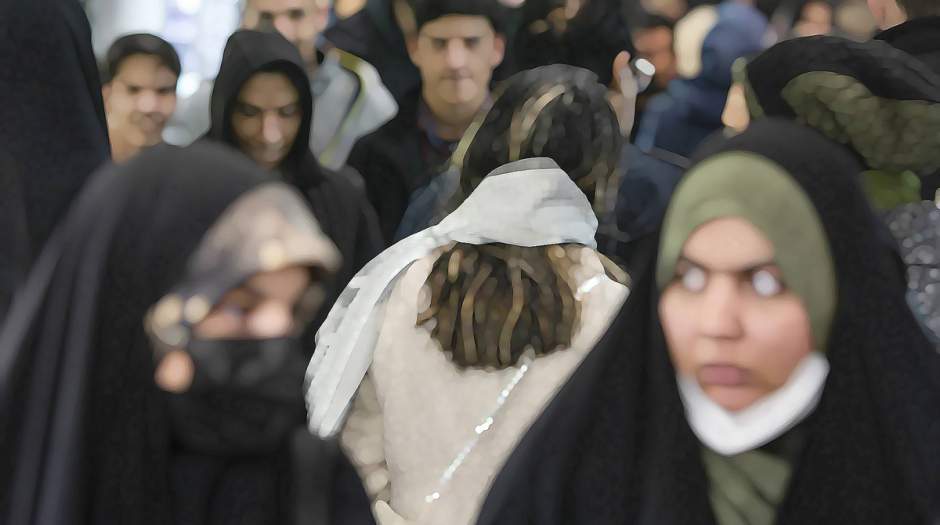 استقرار مامور اجرای طرح حجاب در مقابل پاساژها با پول کسبه