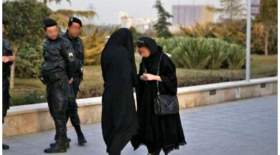 بنر جنجالی در دانشگاه؛ استفاده از عکس رپر ایرانی به عنوان الگوی حجاب