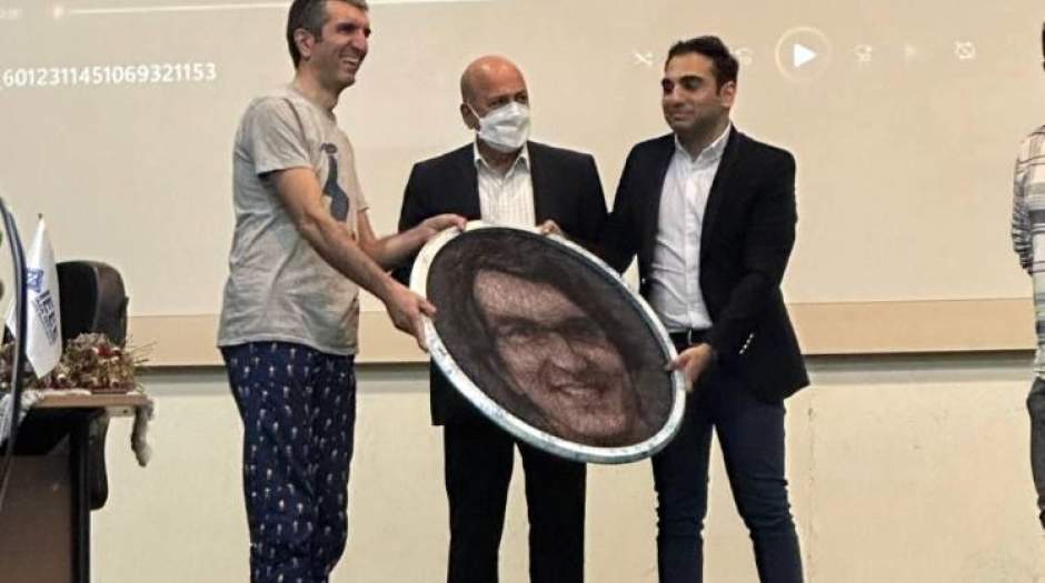 تصاویری جنجالی از شلوار گل گلی یک استاد دانشگاه
