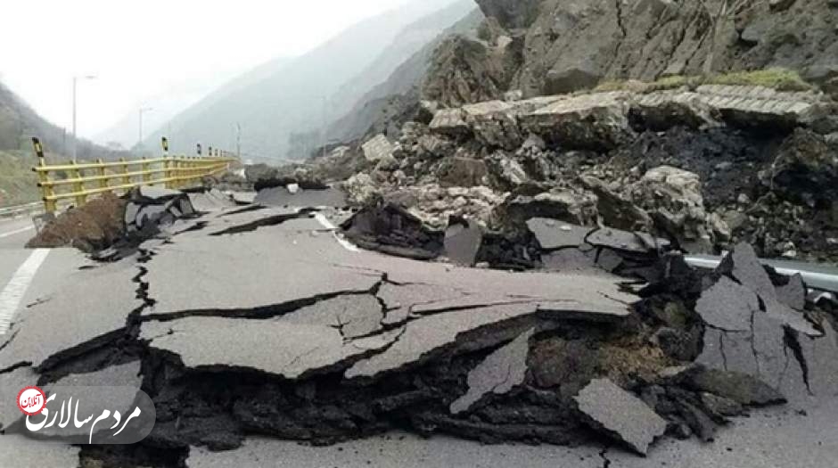 بیش از ۱۰۰ متر از جاده چالوس شکسته شد و فرو رفت