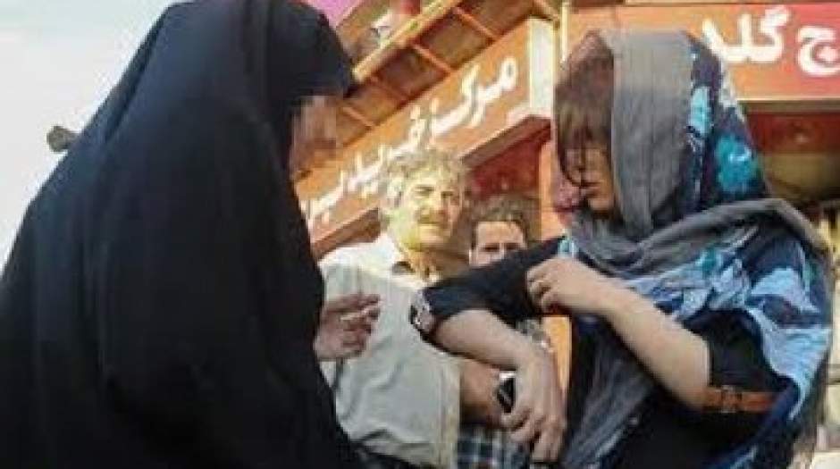 کیهان: بعضی افراد گستاخ با آمران به معروف درگیر می شوند