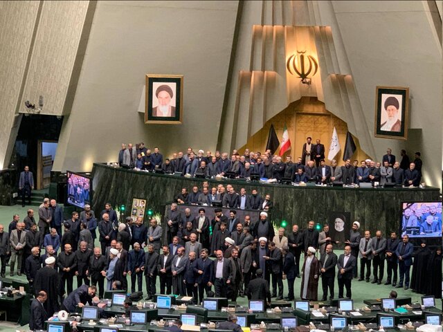آخرین جلسه علنی مجلس یازدهم با گرفتن عکس یادگاری به پایان رسید