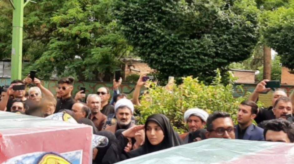 عکس | یک قاب احساسی از احترام دختر شهید خلبان مصطفوی به تابوت پدرش