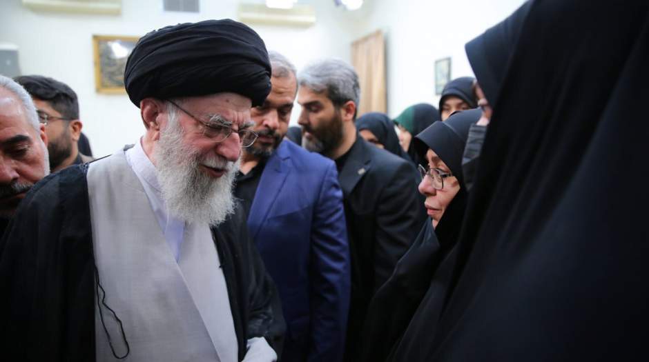 عکسی از گفتگوی رهبر انقلاب با همسر امیرعبداللهیان