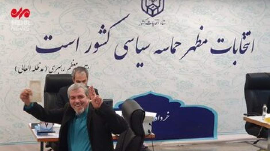 کواکبیان در وزارت کشور علامت پیروزی نشان داد+ عکس