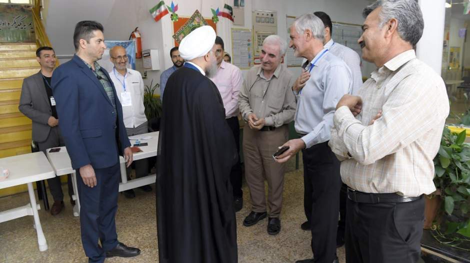 حسن روحانی درحال نوشتن اسم پزشکیان در تعرفه رأی