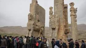 پیدا شدن قطعه‌ای از سر ستون‌های تخت جمشید کنار جاده