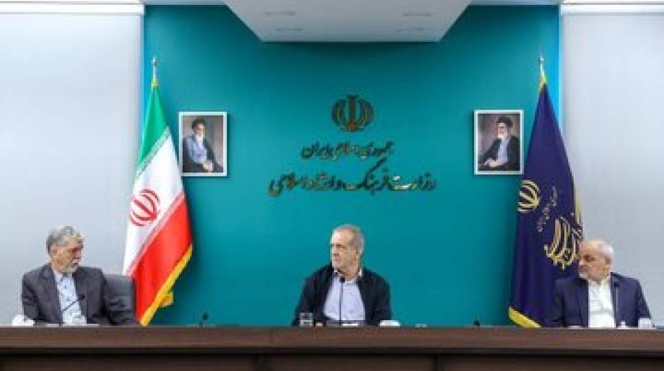 پزشکیان: هر کسی بتواند بخشی از مشکلات را حل کند، میدان عمل را در اختیارش قرار می‌دهیم