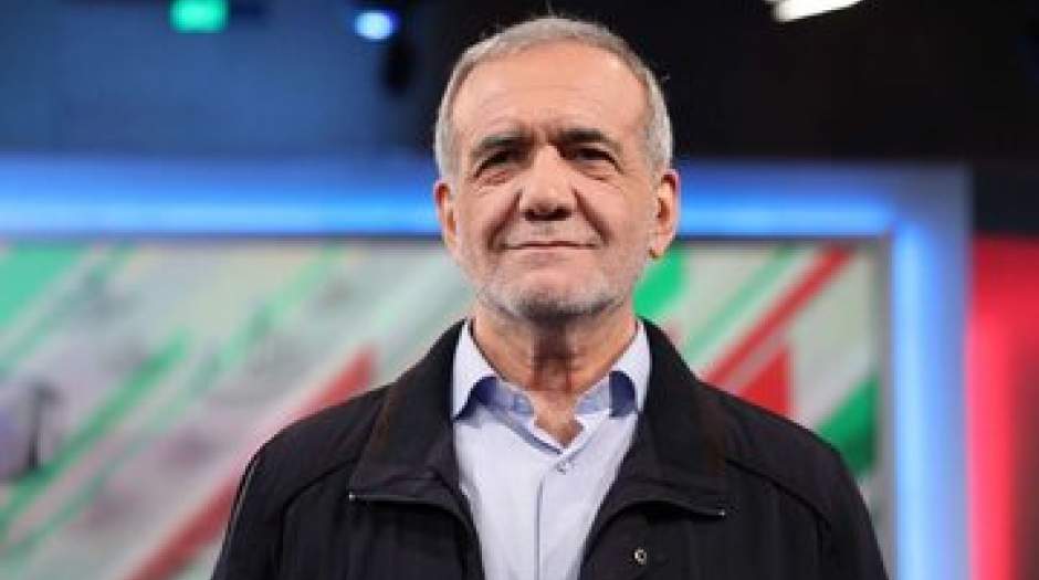 مسعود پزشکیان پا به توپ شد