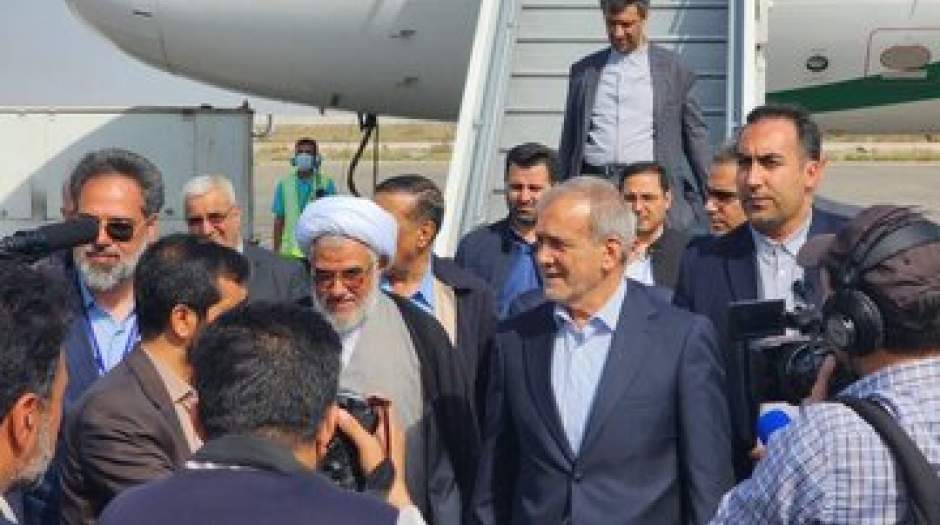 رئیس‌جمهور در فرودگاه بندرعباس : آمده‌ایم تا از نزدیک مسائل حادثه انفجار بندرعباس را پیگیری کنیم
