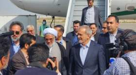 رئیس‌جمهور در فرودگاه بندرعباس : آمده‌ایم تا از نزدیک مسائل حادثه انفجار بندرعباس را پیگیری کنیم