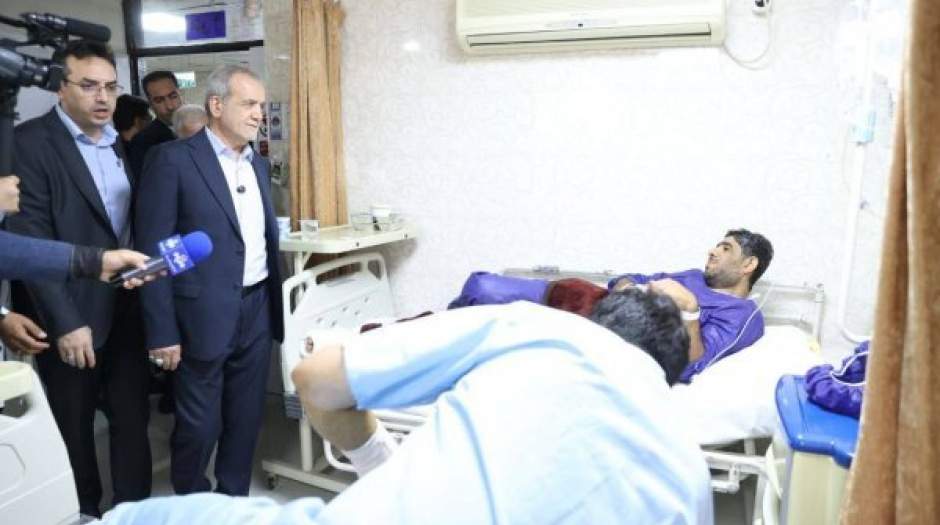 عکسی از بازدید پزشکیان از مجروحان حادثه بندر شهید رجایی