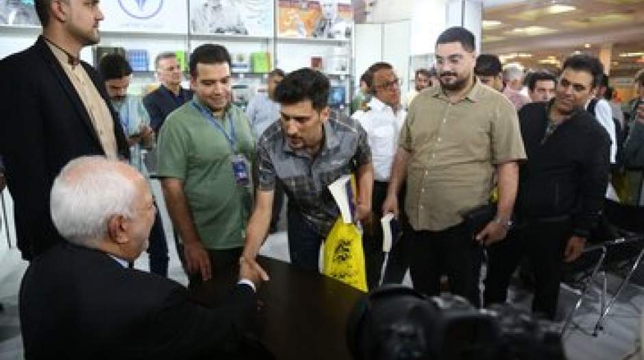 تصویری جالب از استقبال از ظریف در نمایشگاه کتاب